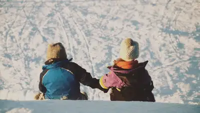 снег, дети , фото - Новости Zakon.kz от 02.01.2022 09:46