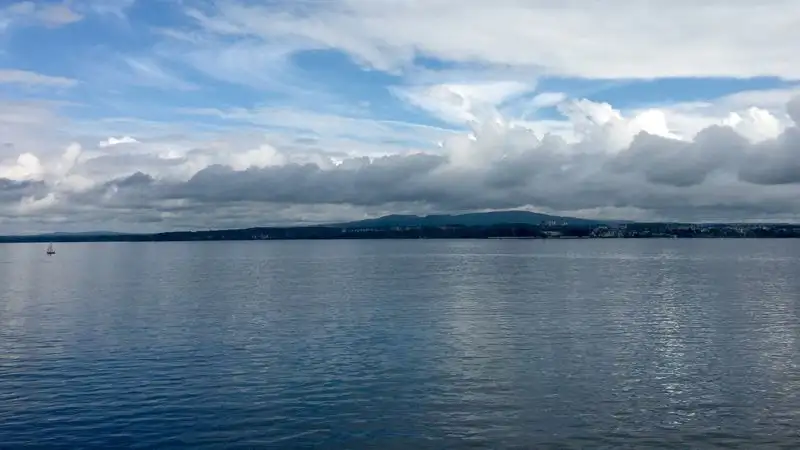 В Швейцарии со дна озера украли шар с 230 литрами джина