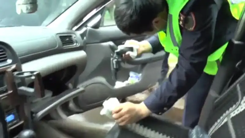 Переехал ногу полицейскому, пытался скрыться - о вооруженном мужчине в Алматы