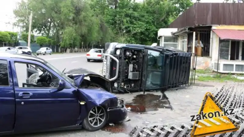 Джип перевернулся на одном из перекрестков Алматы