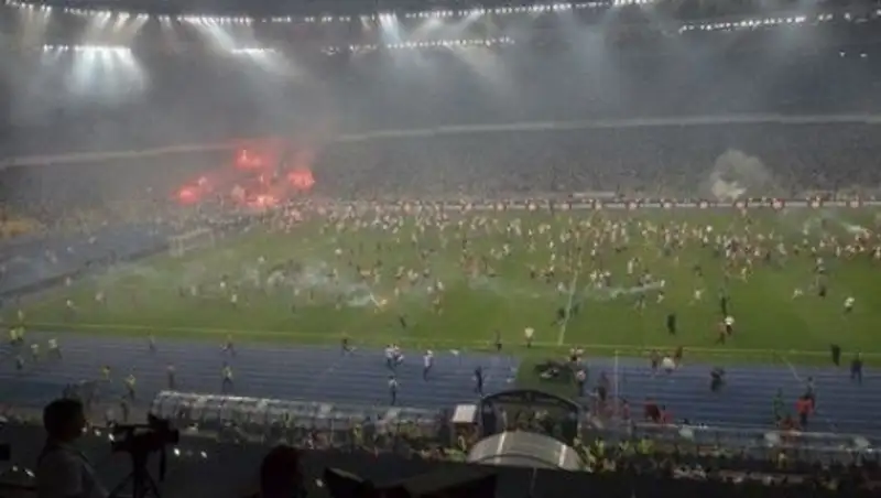 Болельщиков на главном стадионе Украины посадят за решетки