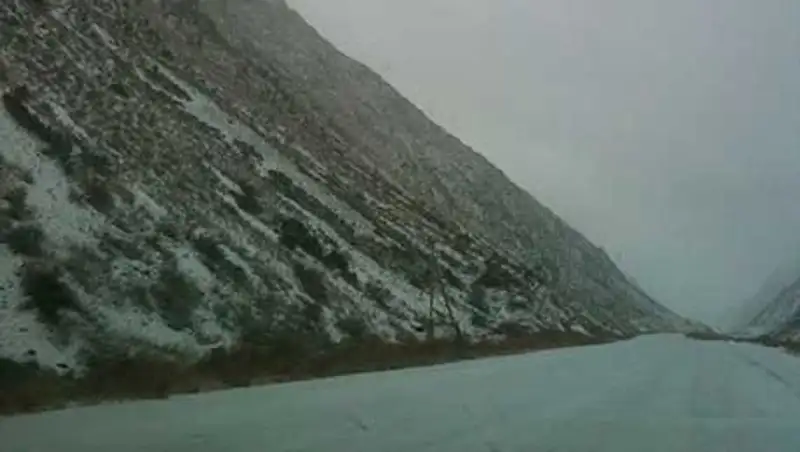 На трассе Усть-Каменогорск-Зыряновск иномарка врезалась в скалу и слетела в арык