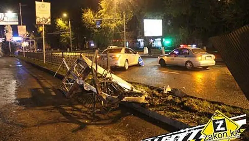 Пьяный водитель Тойоты устроил погром на одном из перекрестков Алматы