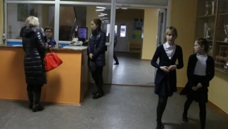 В Усть-Каменогорске родителям учеников запретят входить в школы