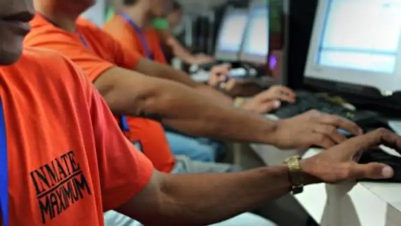 В США заключённые вручную собрали компьютеры и смотрели на них порно