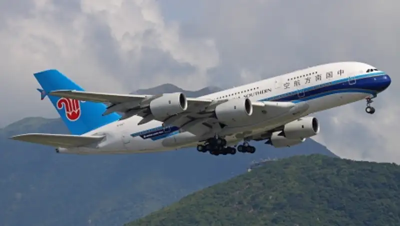 На китайском острове Хайнань экстренно сел самолет, пострадали 10 человек