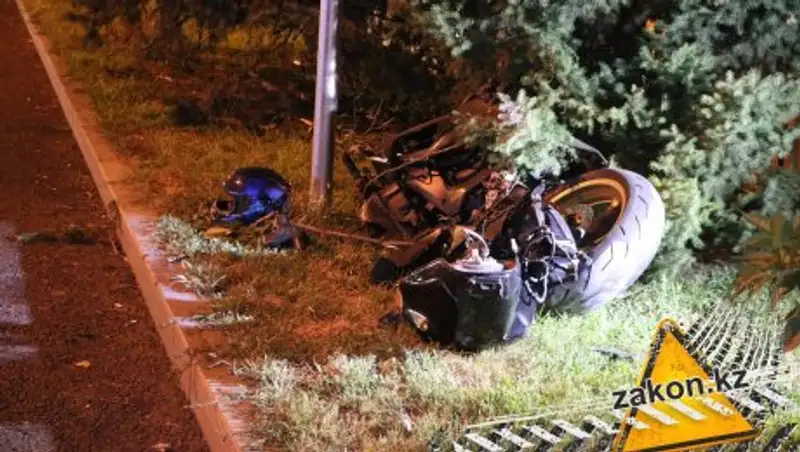 В Алматы Mercedes столкнул мотоцикл и скрылся с места ДТП