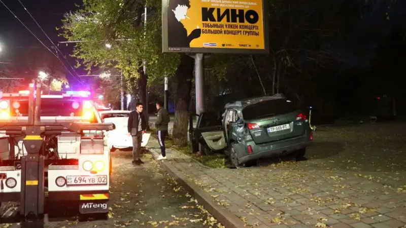 В Алматы Subaru Outback, проехав боком врезался в припаркованный авто и снес уличный фонарь, фото - Новости Zakon.kz от 30.10.2023 04:03