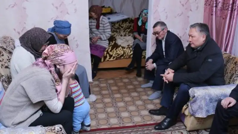 Аким Карагандинской области посетил семьи шахтеров