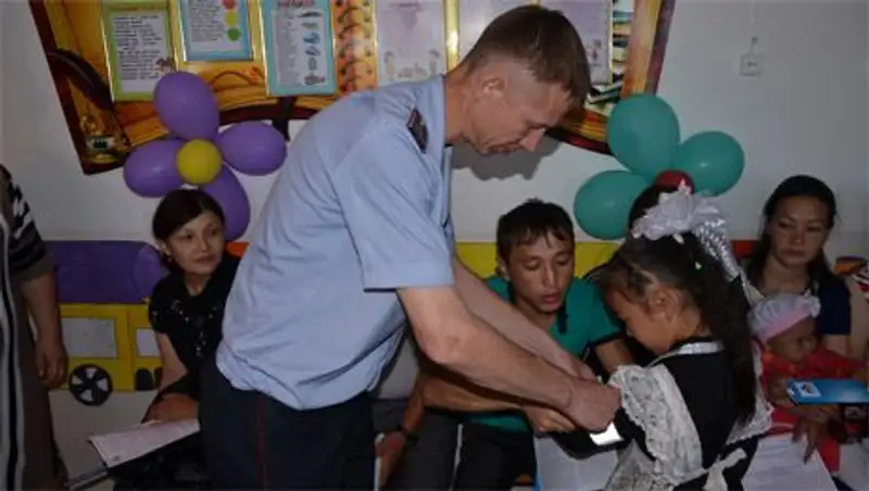 В Костанайской области школьникам раздали светоотражающие элементы