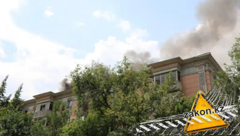 Названа причина пожара на крыше алматинской пятиэтажки