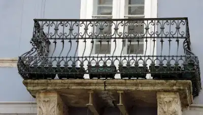 мужчина кидал вещи с балкона , фото - Новости Zakon.kz от 24.05.2022 12:04