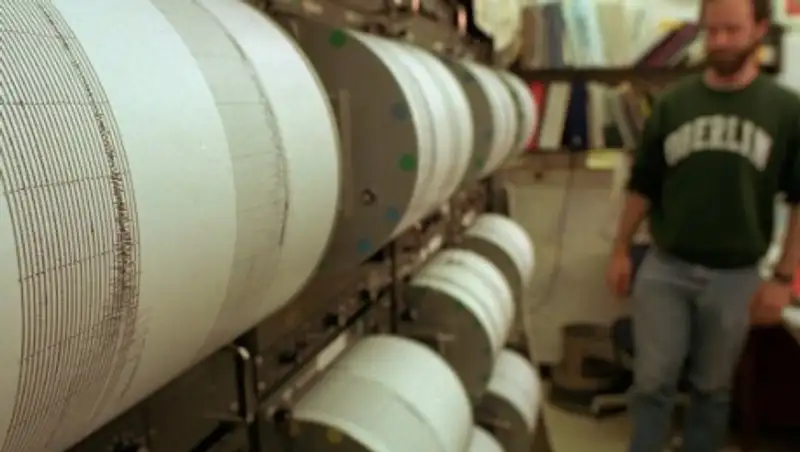 Не менее двух человек пострадали при мощном землетрясении в Японии