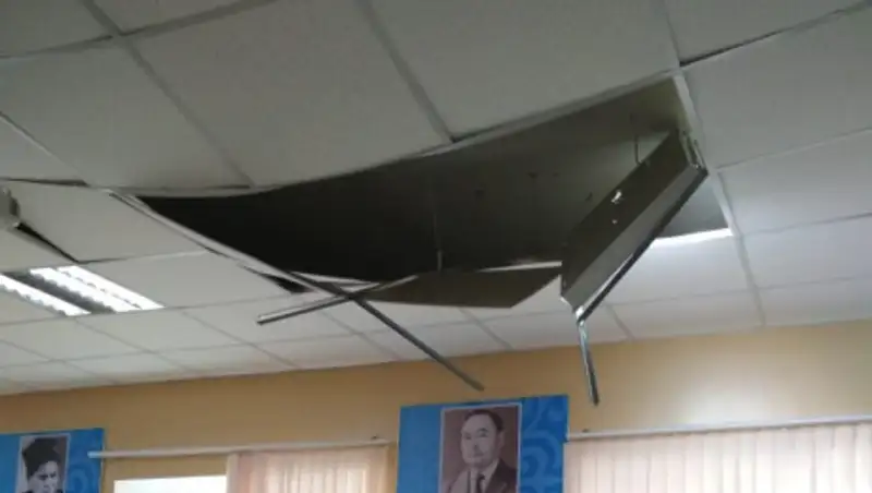 Потолок обвалился в столичном вузе. Пострадавшего преподавателя накажут