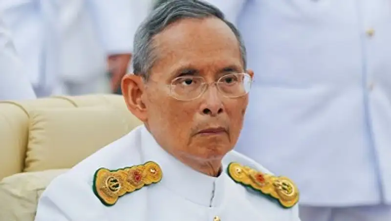 Жители Таиланда прощаются с королем Пумипоном Адульядетом  