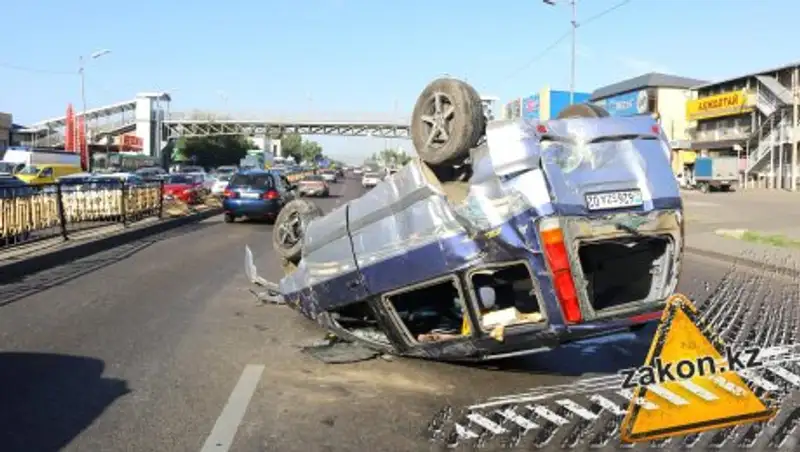 В Алматы три Toyota попали в ДТП, одна перевернулась