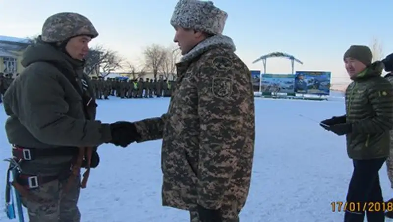 Военнослужащим, совершившим восхождение на Эльбрус, вручили сертификаты