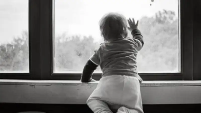 В Семее ребенок выпал из окна