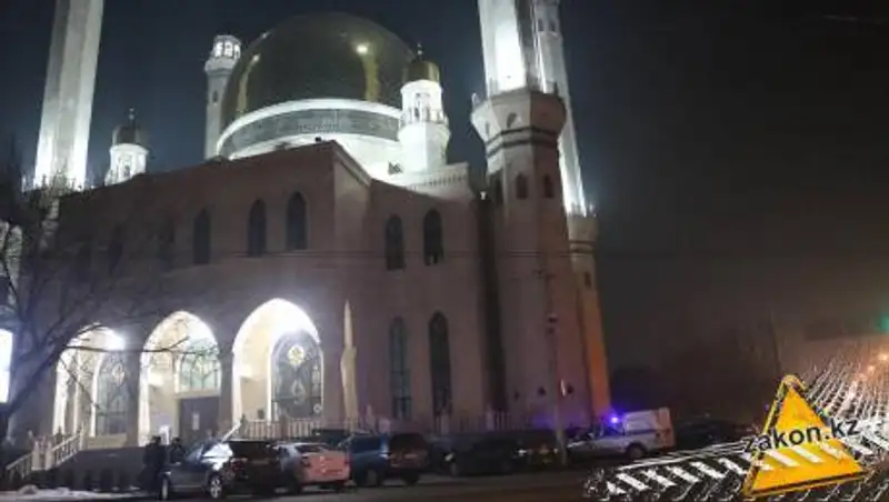 Внедорожник врезался в крыльцо мечети в Алматы
