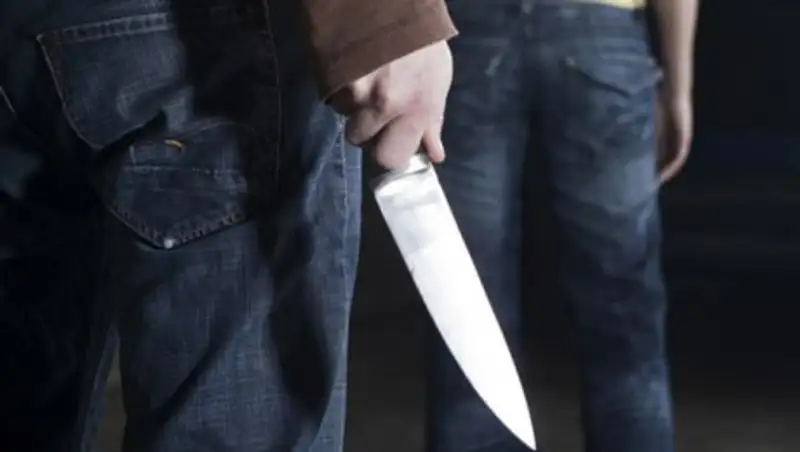 За оскорбления шестиклассник ударил мальчика ножом в спину