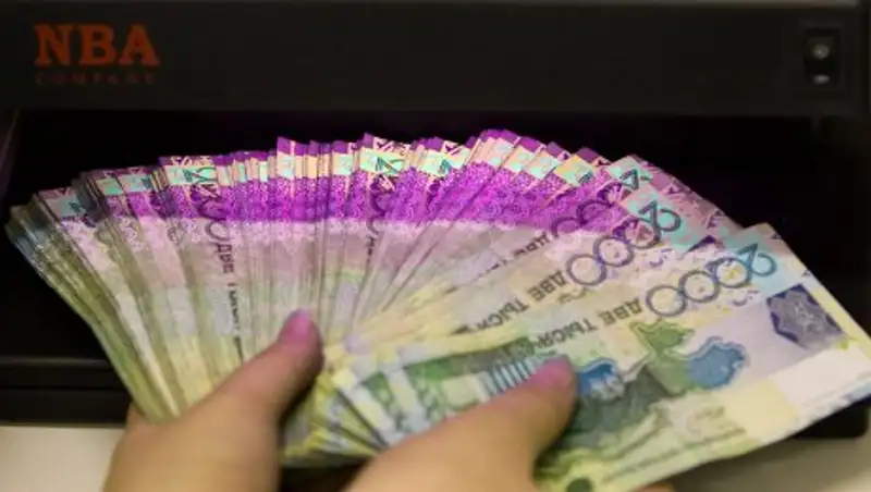 Казахстанских госслужащих лишат 13 зарплаты