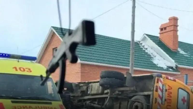 Скорая перевернулась на бок после ДТП