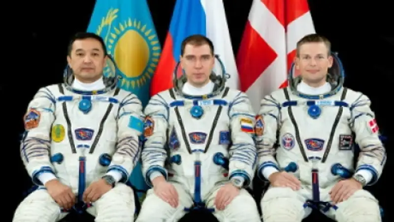 Космонавтов и астронавтов на Байконуре встретил белый верблюжонок