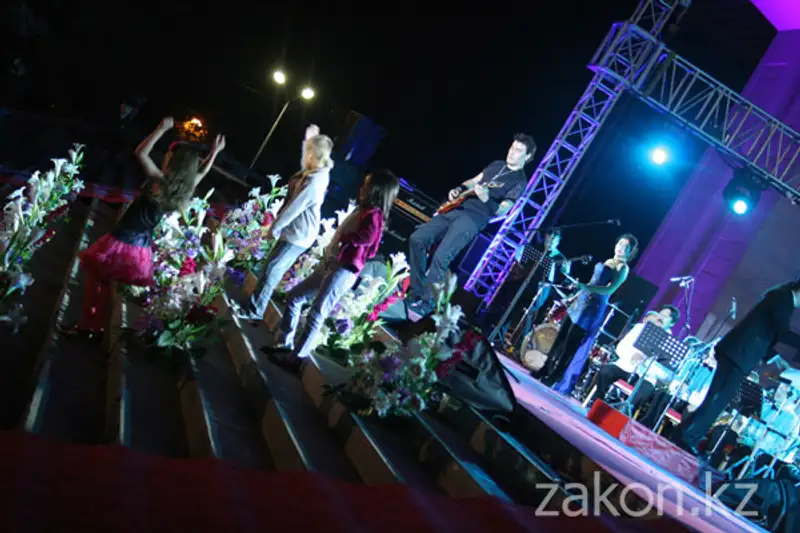 Парад оркестров в Алматы завершали классикой рока (фото), фото - Новости Zakon.kz от 10.09.2012 17:38