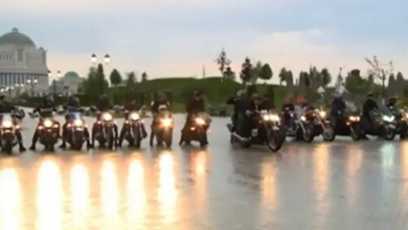 Кадыров подарил "Ночным волкам" 16 новых мотоциклов