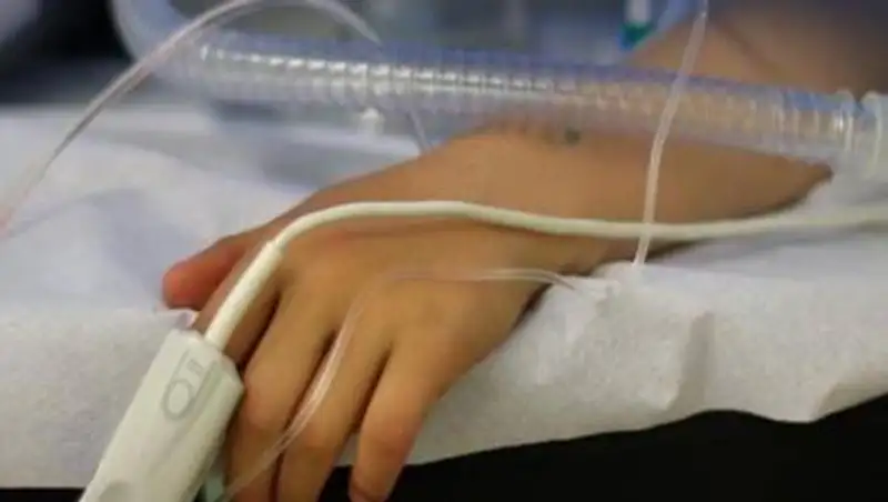 Трехлетняя девочка находится в реанимации в СКО. Подозревают маму