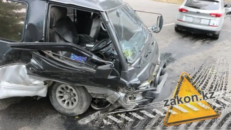 В Алматы Delica чудом не перевернулась в результате сильного удара в бок