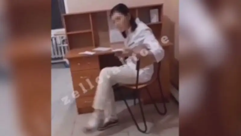 Врач ударила пациентку в Актобе, а затем уволилась