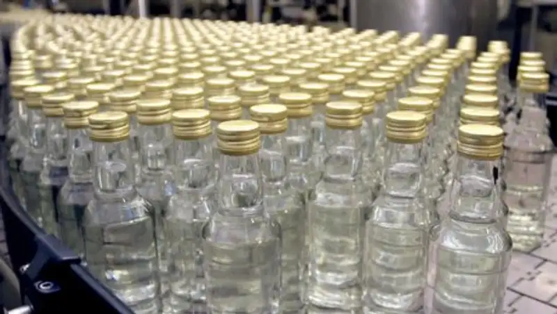 Полицейские задержали жителя Павлодара, везшего 20 ящиков контрафактной водки на поминки