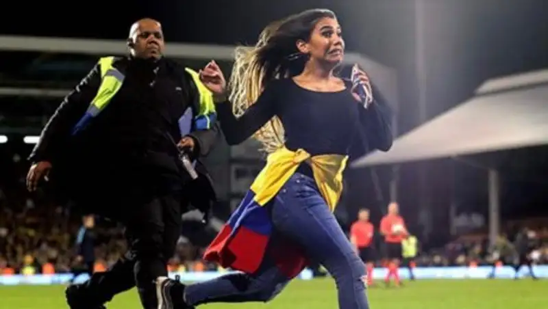 Девушка прорвалась на поле ради Хамеса и стала звездой соцсетей