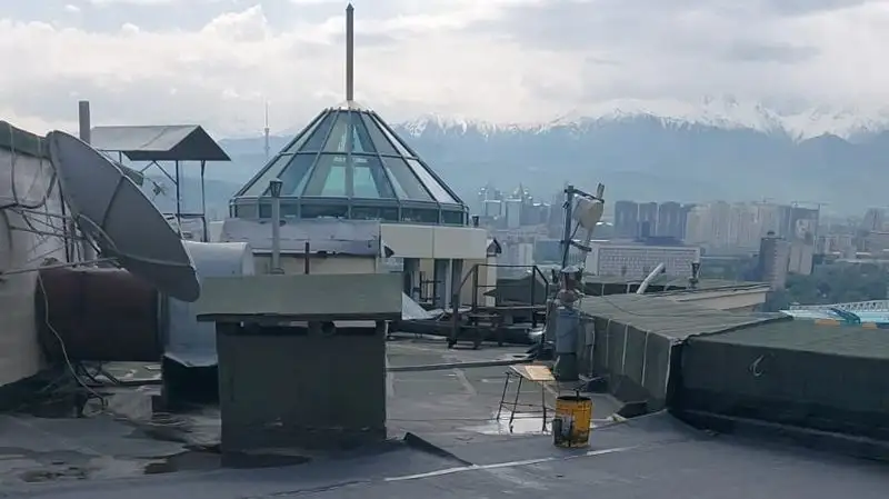 Крупную незаконную постройку на крыше жилого дома снесли в Алматы