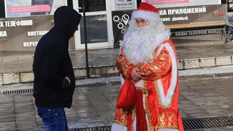 Танцующего деда Мороза разыскивают полицейские в Жанаозене