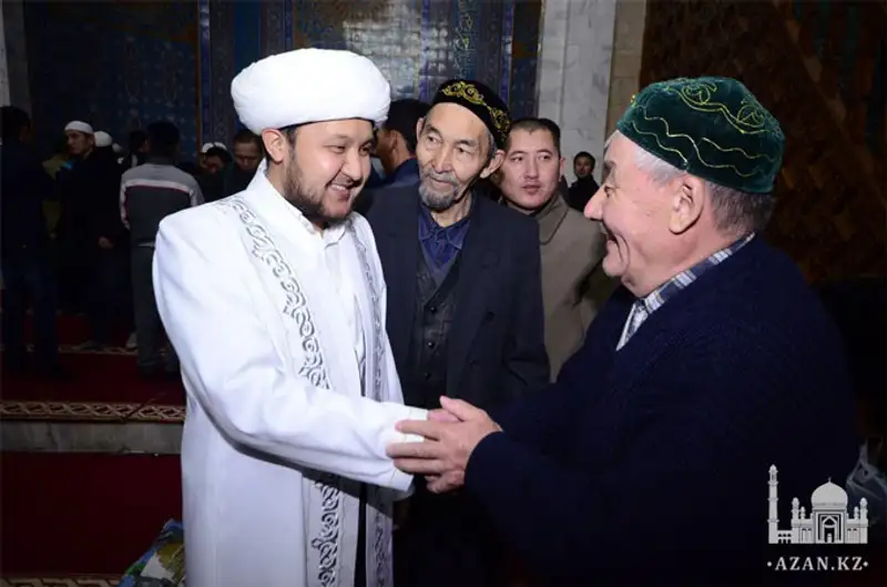 Курбан айт в Центральной мечети г. Алматы отпраздновало более 20 тысяч человек, фото - Новости Zakon.kz от 16.10.2013 22:40