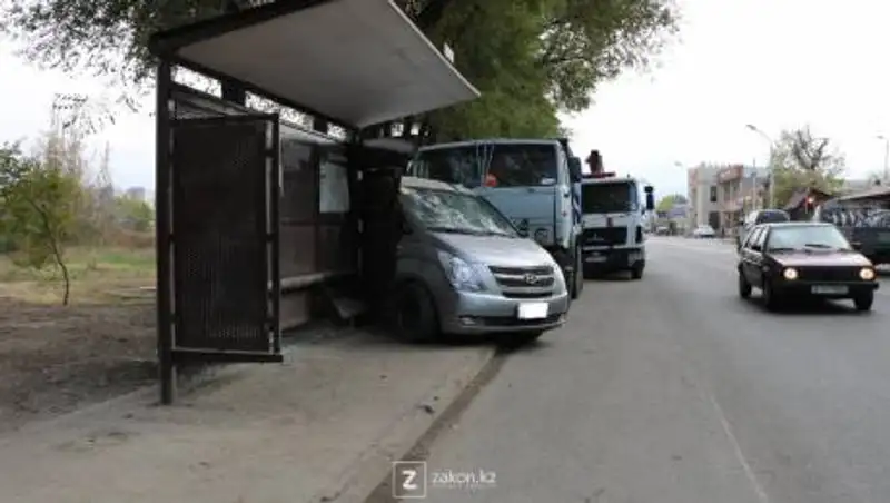 В Алматы водитель КамАЗа совершил двойное ДТП и впечатал минивэн в остановку
