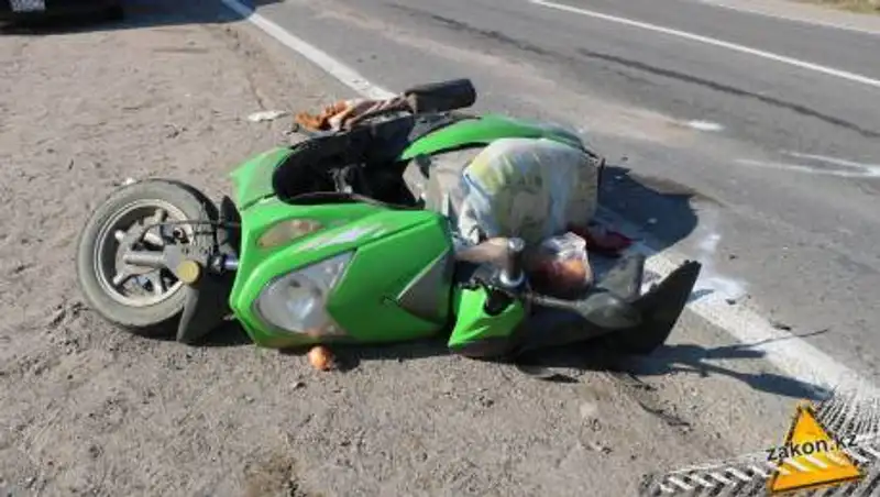 КамАЗ задавил мопедиста на трассе в Алматинской области