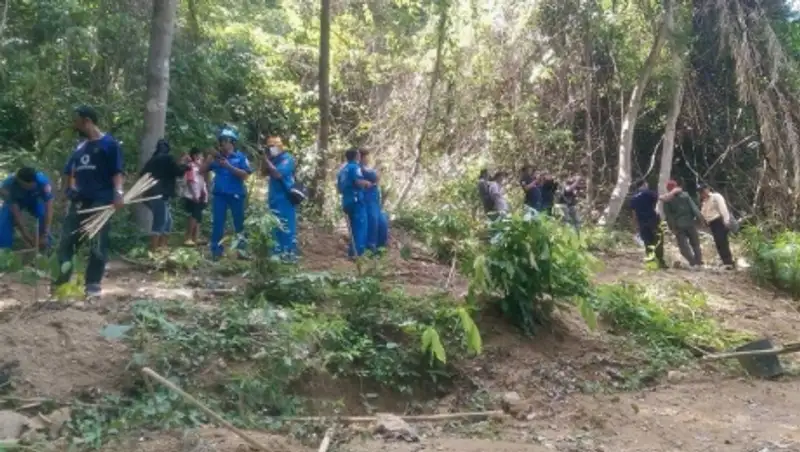 СМИ: на западе Малайзии обнаружены массовые захоронения сотен тел беженцев