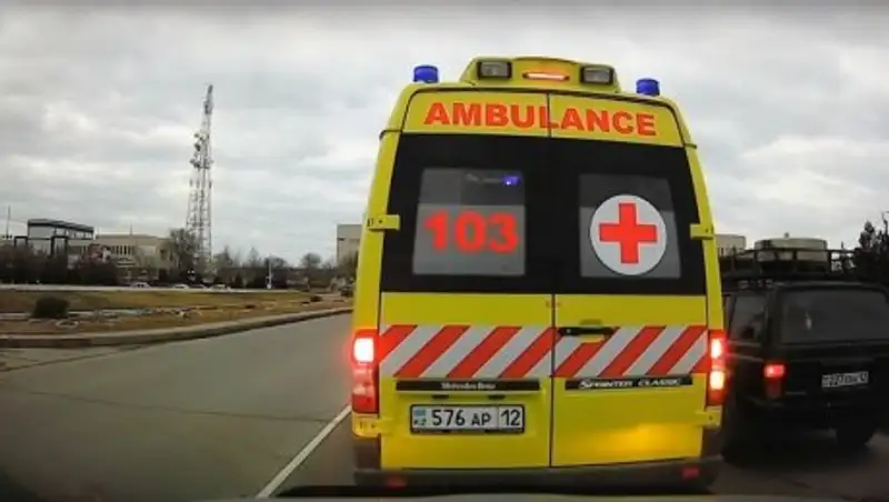 Водитель внедорожника не пропустил "скорую" в Актау