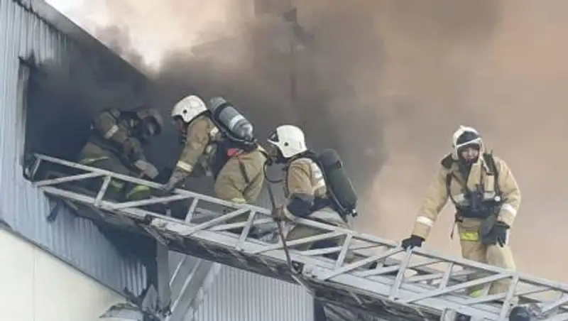 Склад загорелся в Нур-Султане. Его тушат 62 человека