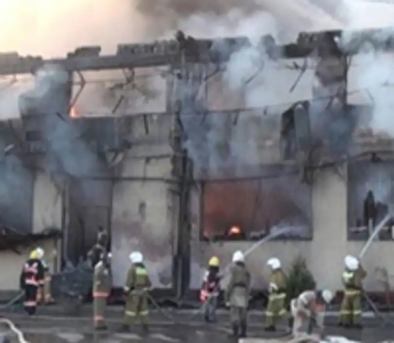 Владелец сгоревшего в Шымкенте рынка пообещал восстановить его в ближайшее время, фото - Новости Zakon.kz от 03.08.2012 20:16