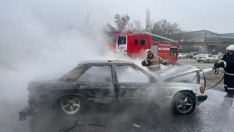В Алматы сгорел Mercedes