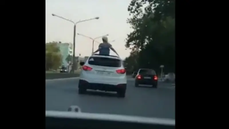 Блондинка в эфире: в Темиртау девушка прокатилась на крыше авто