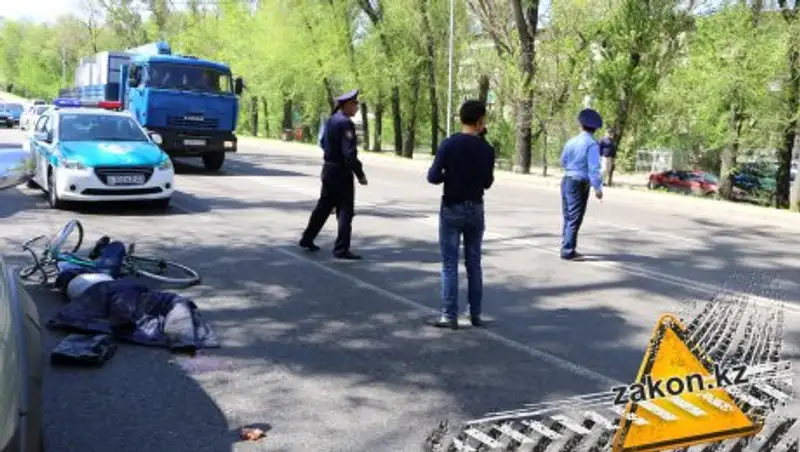 В Алматы грузовик переехал велосипедиста (18+)