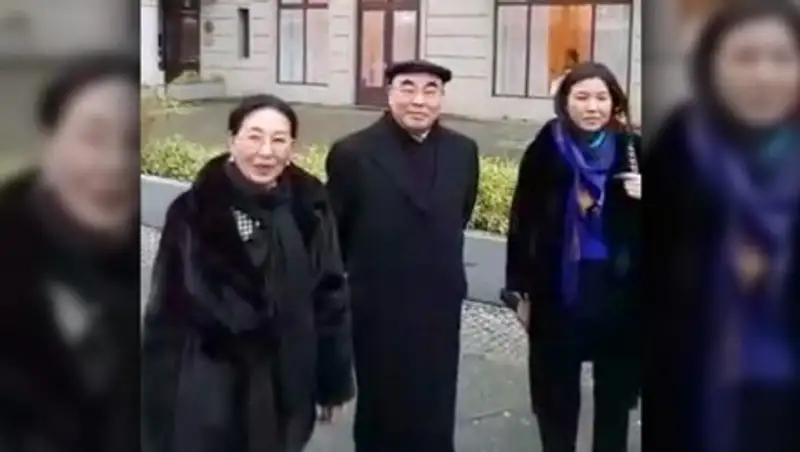 Семью Акаевых забросали яйцами в Берлине