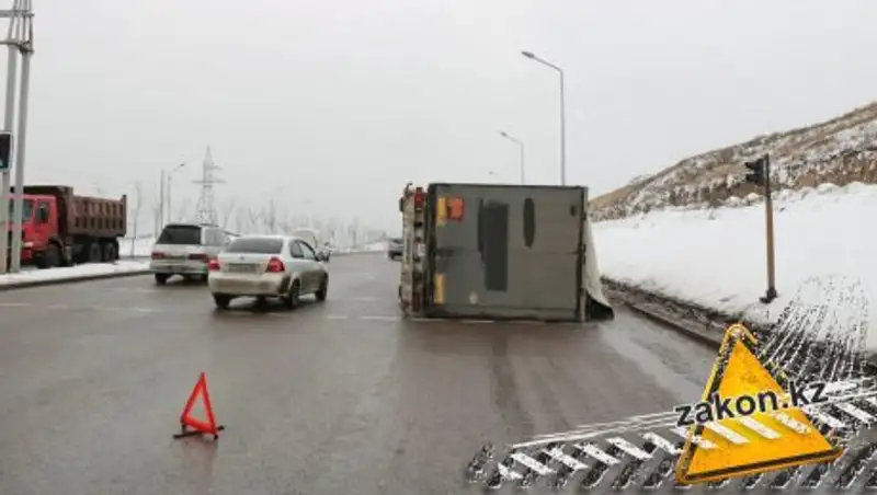 "Прилег отдохнуть": в Алматы перевернулся прицеп