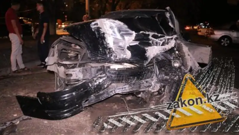Серьезное ДТП с участием двух автомобилей Toyota произошло в Алматы