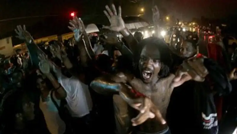 Полиция США применила слезоточивый газ против демонстрантов в Фергюсоне